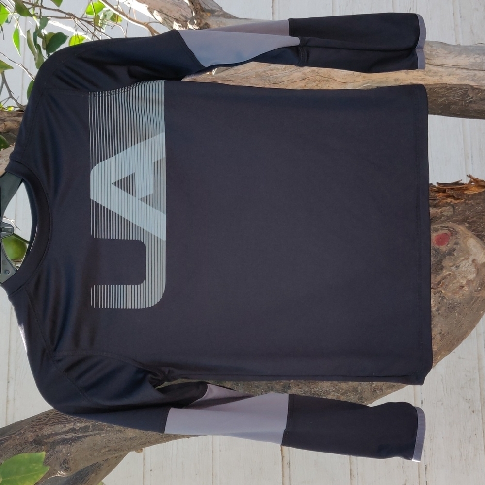 Under armour boy's shirt size S color black